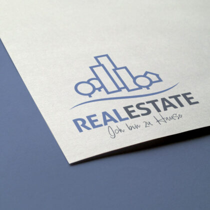 Exklusives Immobilien Logo Real Estate Stadt Wohnung Haus Architektur, Baufirma Gebäude Glas Häuser Hochhaus Makler Fertiges Logo kaufen Logoshop Logoatelier.de