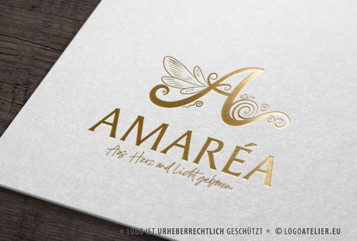 Feen Logo Buchstabe A Flügel Schmetterling Zauberhaft Instekten Fliegen Handgezeichnet Lichtvoll Herzlich Freude Spielen Spirituelles Logo kaufen Logoshop Logoatelier.eu