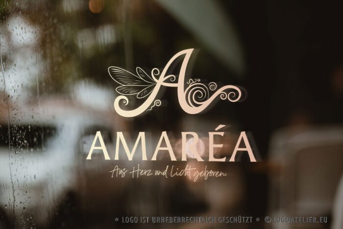 Feen Logo Buchstabe A Flügel Schmetterling Zauberhaft Instekten Fliegen Handgezeichnet Lichtvoll Herzlich Freude Spielen Spirituelles Logo kaufen Logoshop Logoatelier.eu