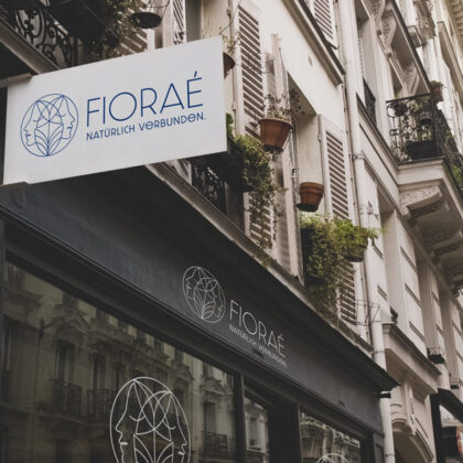 Logo Verbunden Blume Gesichter Freunde Verwachsen Gemeinschaft Netzwerk Gemeinsam Blume Pflanze Vernetzt Teamwork Partner Natur Stärke Fertiges Logo kaufen Logoshop Logoatelier.de