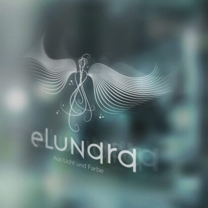 Logo Wesen Licht Bewegung Farbe Phönix Weiblichkeit Feine Schwingung Harmonie Schönheit Weich Feminin Linien Form Aufbruch Fertiges Logo kaufen Logoshop Logoatelier.eu